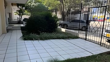 المنطقة المحيطة بالمنشأة