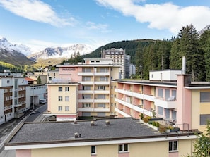Ein mehrstöckiges Hotel mit Balkonen und Bergblick.