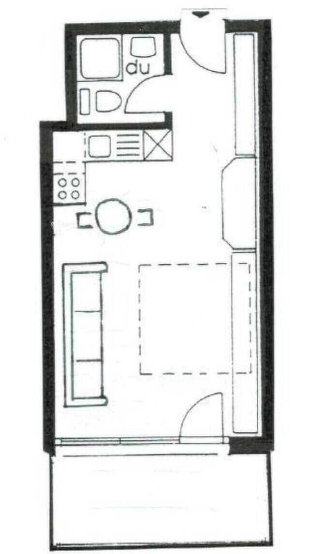 Ein Grundriss eines Hotelzimmers mit einer Küchenzeile, einem Bett und einem Badezimmer.