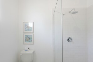 Hårføner, håndklær, såpe og toalettpapir