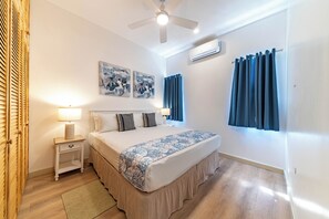 Een strijkplank/strijkijzer, wifi, beddengoed