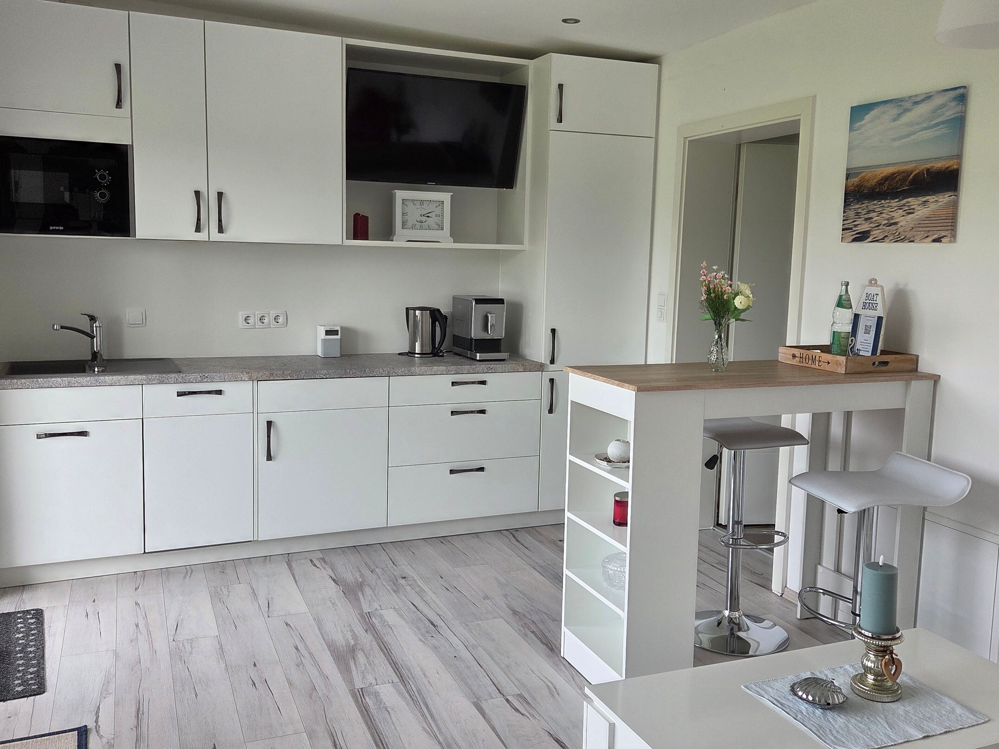 Kühlschrank, Mikrowelle, Herdplatte, Geschirrspüler