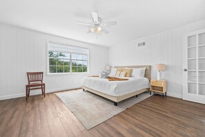 5 slaapkamers, een bureau, een strijkplank/strijkijzer, reisbedje