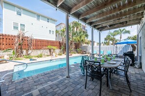Outdoor dining - 1 Min to Beach, Ocean Views, Heated Pool and Games Room (St. Augustine)