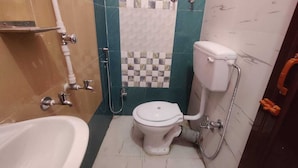 A bathroom with a toilet, shower, and bathtub. - Hotel O Adamas University Barasat (Barasat)
