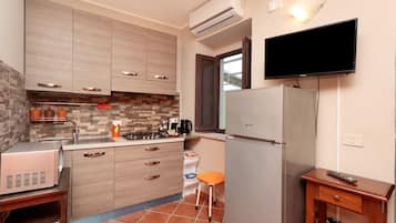 Coffee/tea maker, fridge, microwave, stovetop