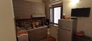 Kühlschrank, Mikrowelle, Herdplatte, Wasserkocher mit Kaffee-/Teezubehör