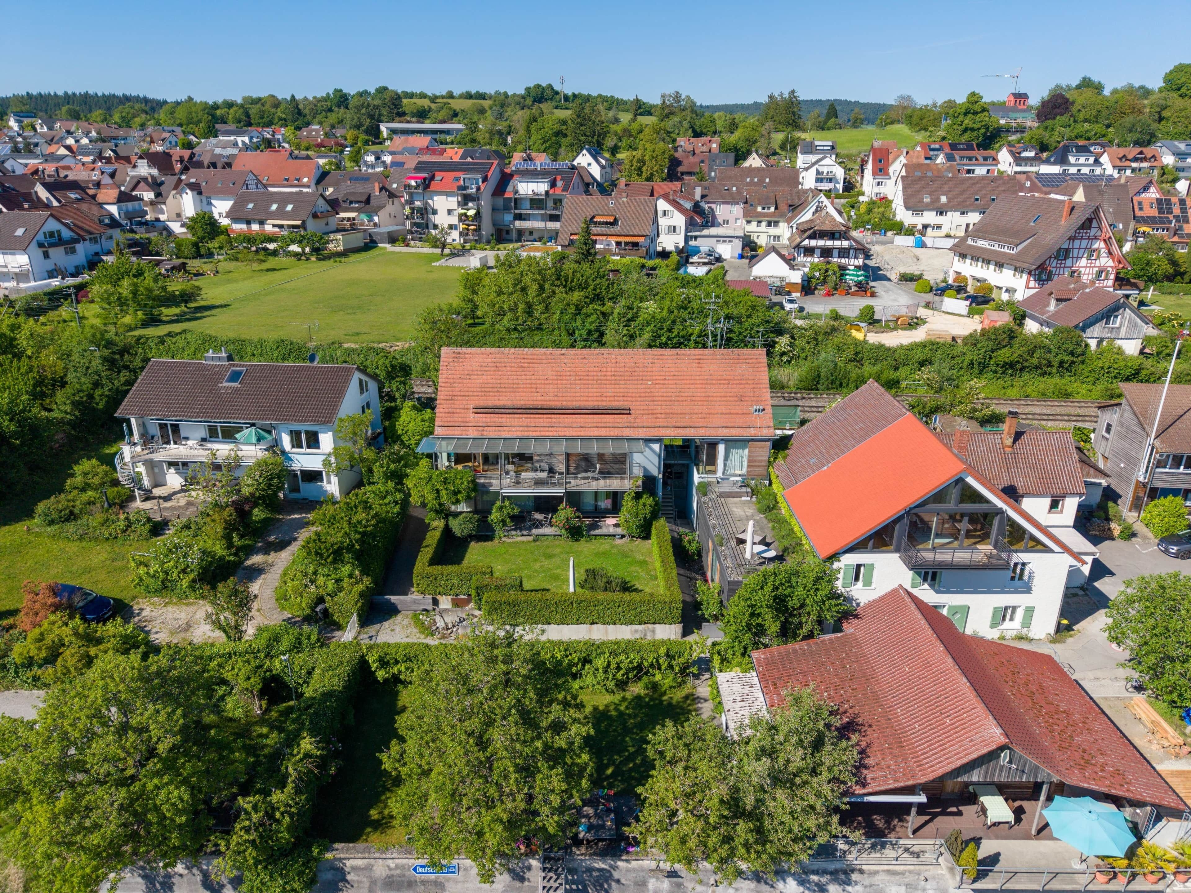Zona residencial con casas, un amplio espacio verde y una piscina.