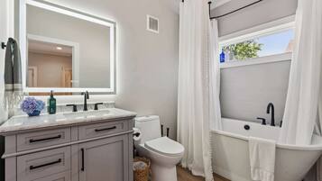 Studio, 1 King Bed with Sofa bed, City View (Loft Haven) | Bathroom