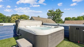 Studio, 1 King Bed with Sofa bed, City View (Loft Haven) | Outdoor spa tub