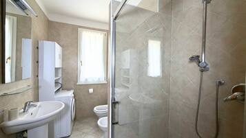 Dusche, Bidet, Handtücher