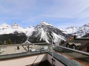 Eine Berglandschaft mit schneebedeckten Gipfeln und blauem Himmel.