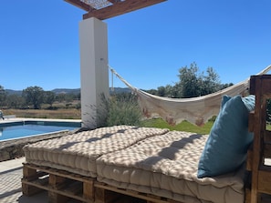 Terrace/patio - Holiday Home 'Quinta das Rosas de Vide' with Mountain View, Private Pool and Wi-Fi (Castelo de Vide)