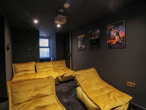 Ein Zimmer mit einem Bett, Postern an der Wand und einem Fenster.