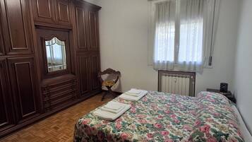 Een strijkplank/strijkijzer, wifi, beddengoed