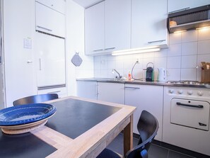 Kühlschrank, Ofen, Kochgeschirr/Geschirr/Besteck