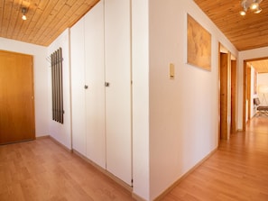 A hallway with wooden flooring, a wooden door, and a radiator. - Miraflor Rosita by Arosa Holiday Appartement/Fewo, Dusche und Bad, WC, 2-Bettwoh by Interhome (Arosa)