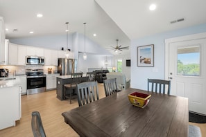 Dining - HIAV13: The Green Turtle and the Nest (Avon)