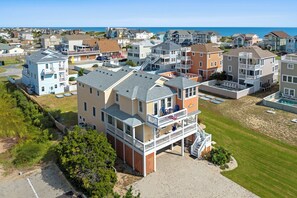 Un immeuble résidentiel à plusieurs étages doté d’un balcon, d’une piscine et offrant une vue sur la mer.