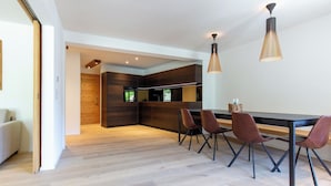 Ein modernes Interieur mit Essbereich, Holzboden und zeitgemöbeln.