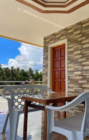 Outdoor dining - Balay sa Bulod Solar powered with Mt. Mayon view (Camalig)