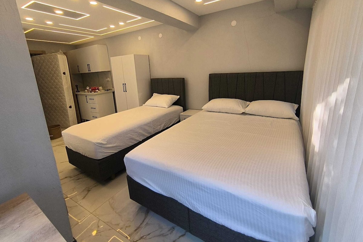 Habitación de lujo, varias camas, balcón, vista al jardín | Escritorio y espacio para trabajar con laptop 