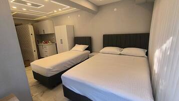 Chambre Luxe, plusieurs lits, balcon, vue jardin