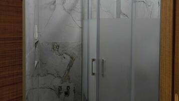 Chambre Luxe, plusieurs lits, balcon, vue jardin | Salle de bain