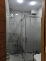 Luxury Room, Multiple Beds, Balcony, Garden View | Bathroom | Free toiletries, towels, soap, shampoo