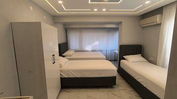 Chambre Luxe, plusieurs lits, balcon, vue jardin