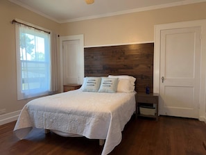 Ferienhaus, Mehrere Betten, Gartenblick (East Blue Stay) | 2 Schlafzimmer, Schreibtisch, laptopgeeigneter Arbeitsplatz