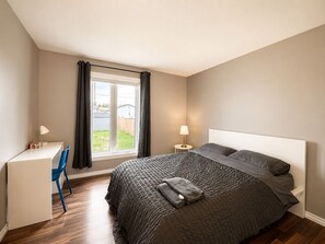 Room - Crew-Friendly 4BR, 2 Living Areas, Free Parking (Thompson)