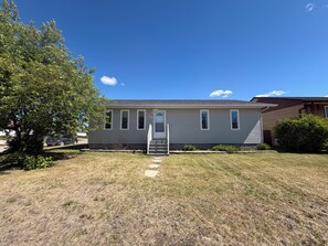 Exterior - Crew-Friendly 4BR, 2 Living Areas, Free Parking (Thompson)