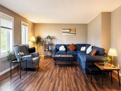 Crew-Friendly 4BR, 2 Living Areas, Free Parking