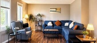 Crew-Friendly 4BR, 2 Living Areas, Free Parking