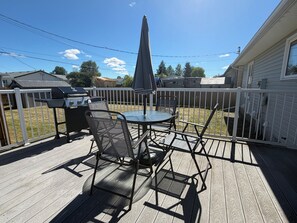 Outdoor dining - Crew-Friendly 4BR, 2 Living Areas, Free Parking (Thompson)