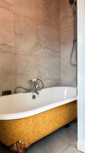 Deluxe Double Room | Bathroom | Soap, shampoo, toilet paper - St Helen's Street Town House (Galway)