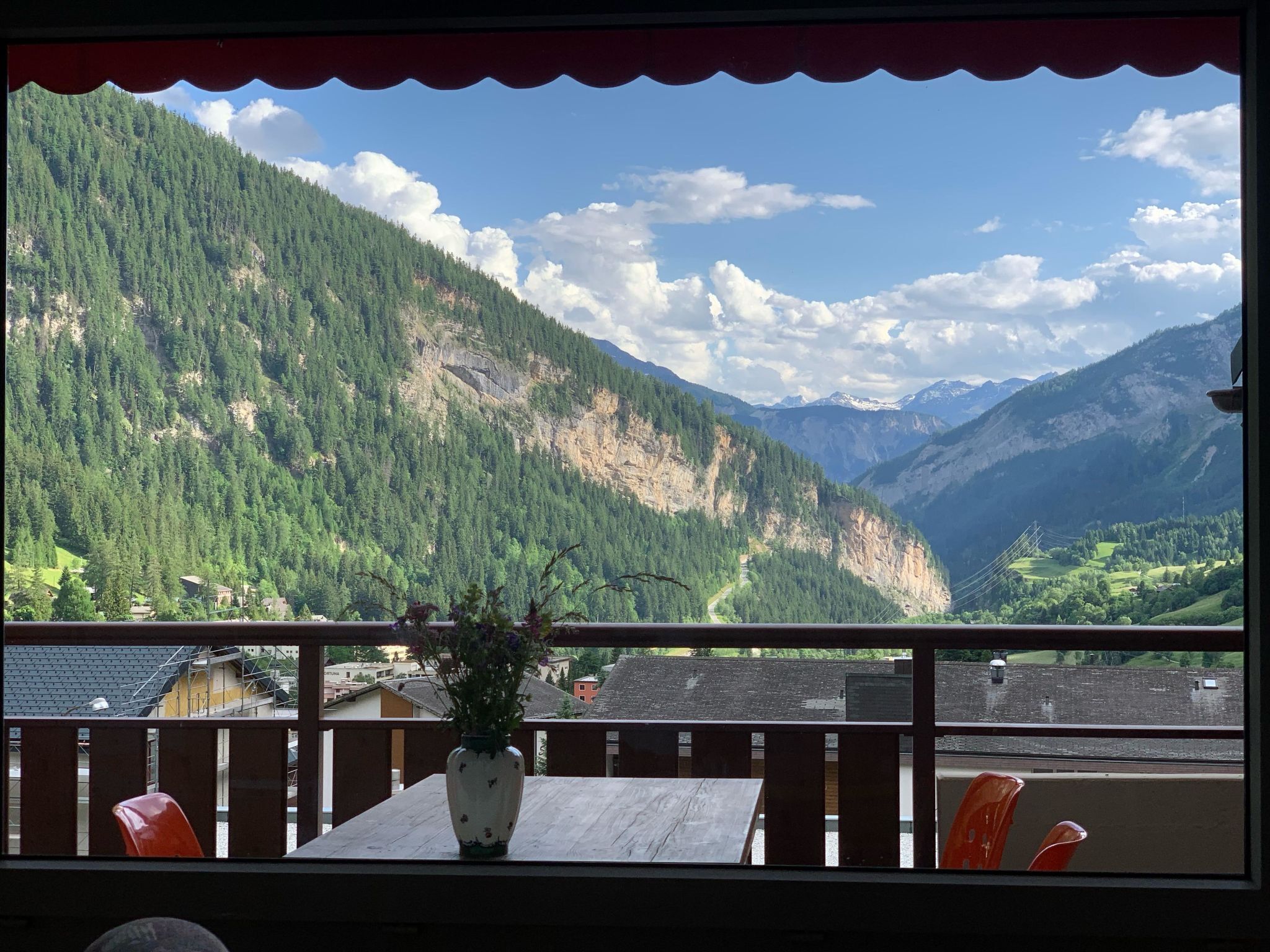 Ein Balkon mit Blick auf eine Berglandschaft.