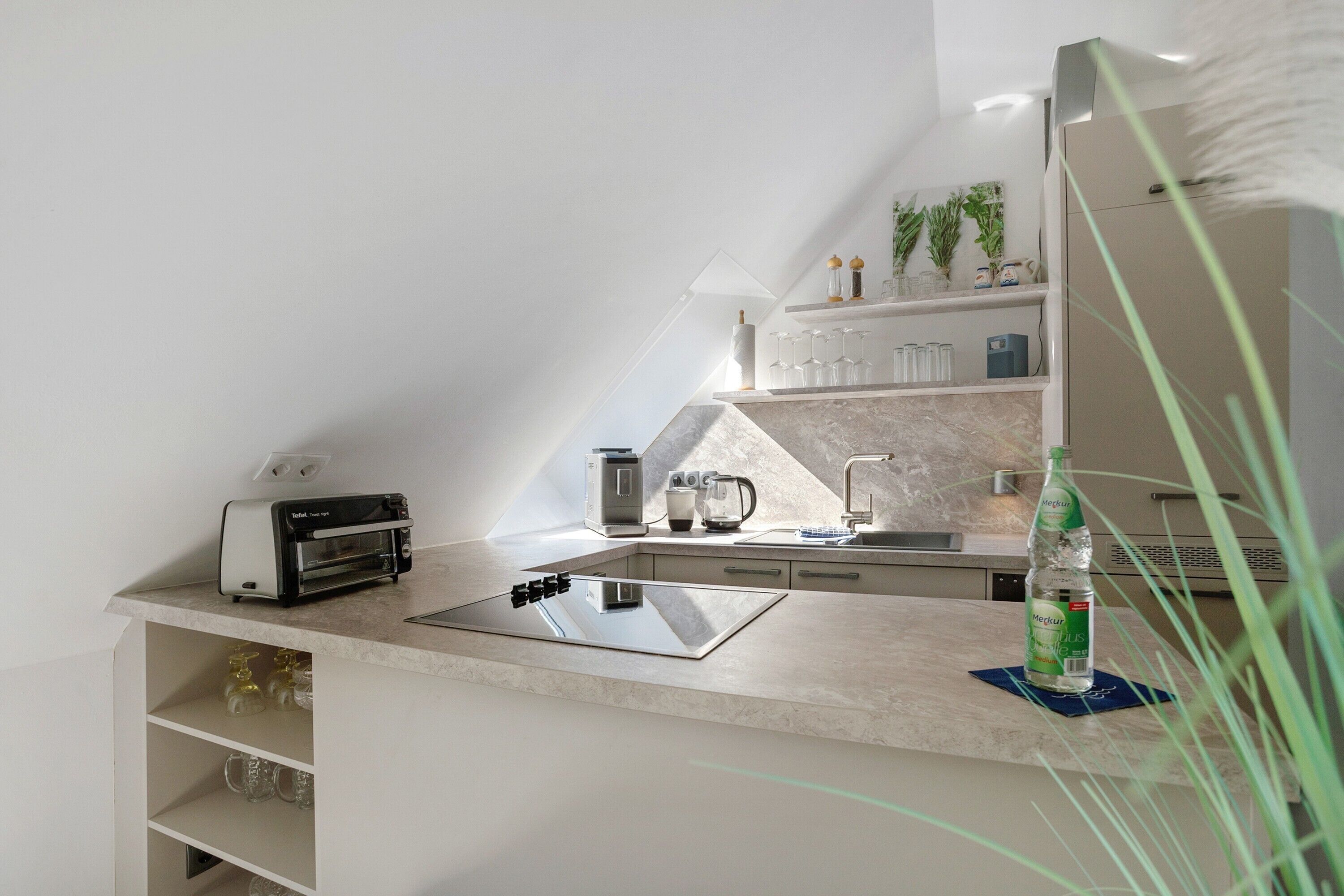 Eine moderne Küche mit Backofen, Spüle und Arbeitsplatte.