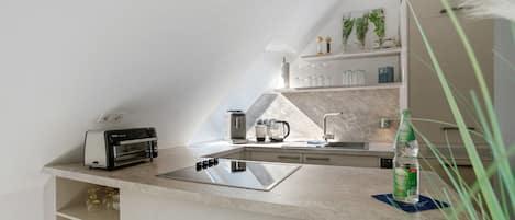 Eine moderne Küche mit Backofen, Spüle und Arbeitsplatte.