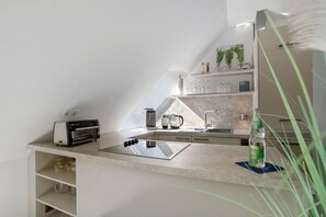 Eine moderne Küche mit Backofen, Spüle und Arbeitsplatte.