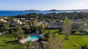 A residential area with a swimming pool, houses, and a view of the sea. - Duplex 400 meters from the ocean with a pool in a gated community (Zonza)