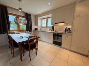 Fridge, oven, dishwasher, cookware/dishes/utensils - Sankt Peter by Arosa Holiday Appartement/Fewo, Dusche oder Bad, WC, 1 Schlafraum by Interhome (Arosa)