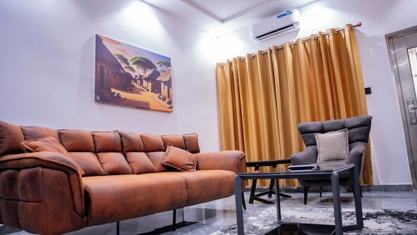 Departamento, balcón, vista a la ciudad | Área de sala de estar
