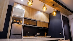 Departamento, balcón, vista a la ciudad | Cocina privada | Refrigerador, microondas y utensilios de cocina