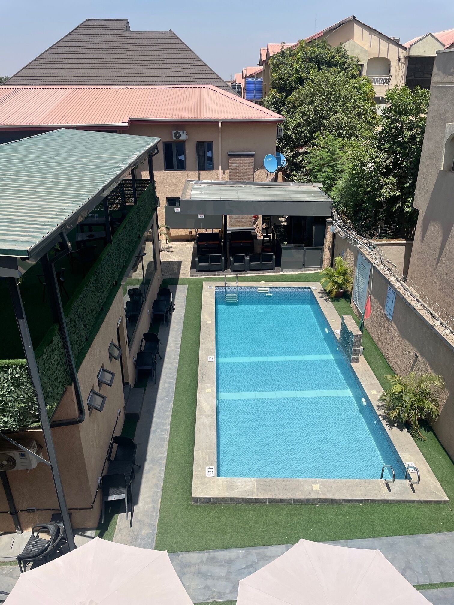 Una piscina al aire libre
