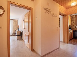 En hotelgang med reception, spiseområde og køkken.