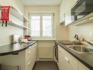 Kühlschrank, Mikrowelle, Ofen, Geschirrspüler