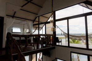 Superior Twin Room, Balcony, Lake View | Bahagian dalam