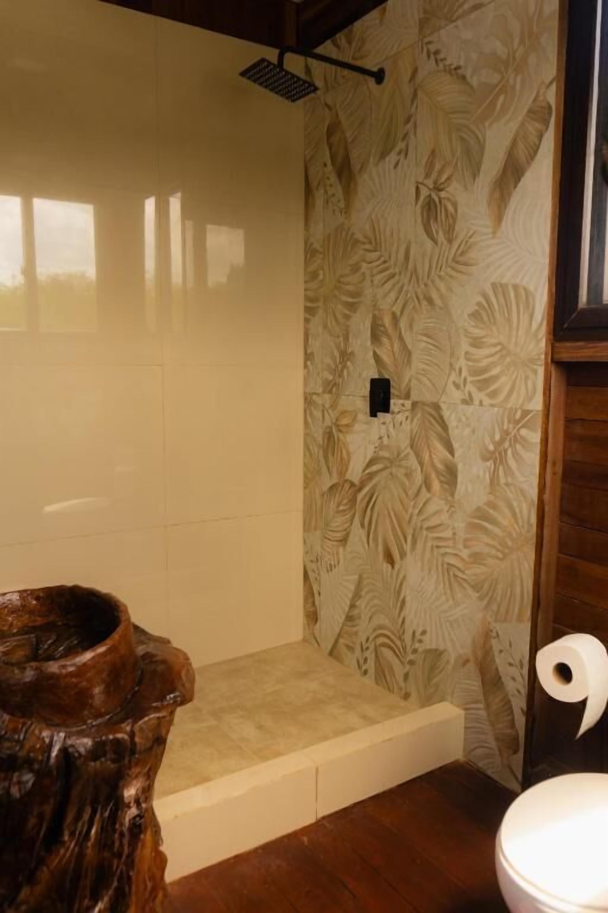 Deluxe Double Room, Balcony, Lake View | Bathroom